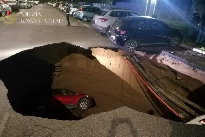 Roma: maxi voragine inghiotte due auto article-post