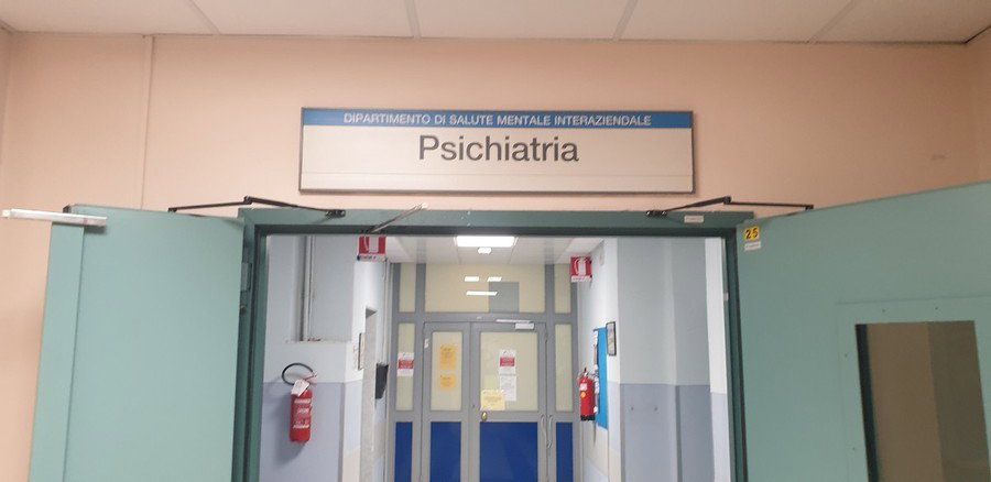 Psichiatri con il lutto al braccio in ricordo della collega Barbara Capovani article-post