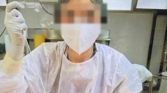 Brindisi: reintegrata la dottoressa che aveva pubblicato online una sua foto mentre cuciva un cadavere article-post