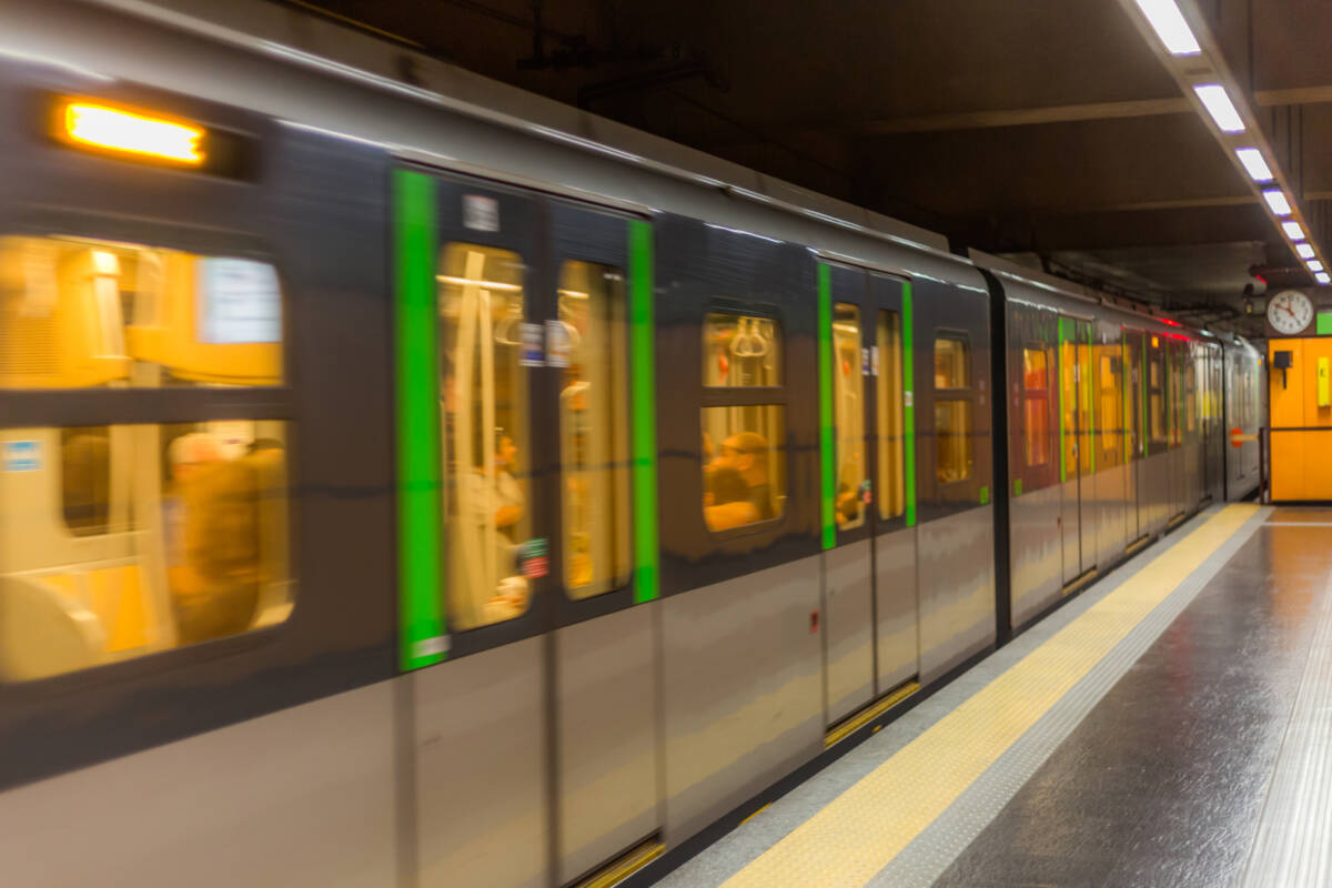 Milano: butta una ragazza sui binari della metropolitana article-post