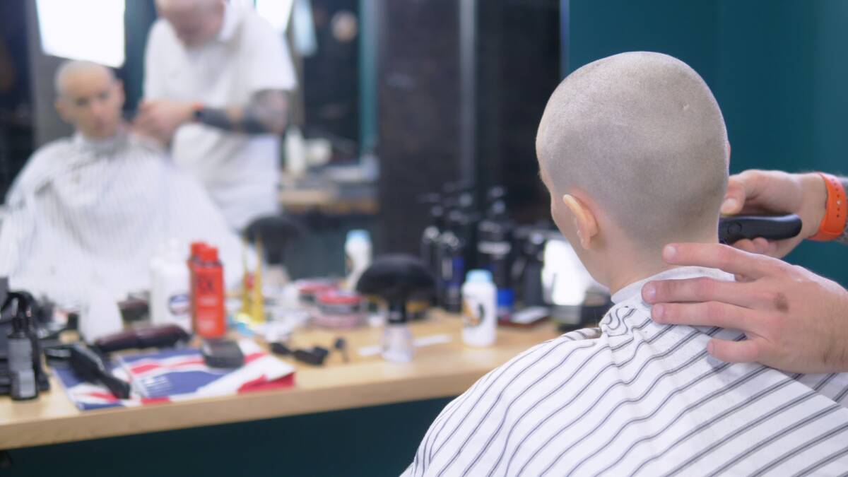 Nel Salernitano un ragazzo obbliga la fidanzata a tagliarsi i capelli a zero. Arrestato con l’accusa di stalking article-post