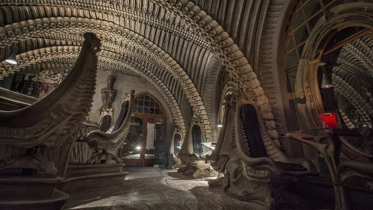 Svizzera: sorseggiare un drink nel bar che sembra lo scheletro di ‘Alien’ article-post