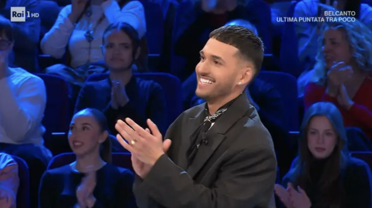 Affari Tuoi: nella puntata del 17 marzo Momo è perseguitato dalla sfortuna e De Martino lascia lo studio article-post