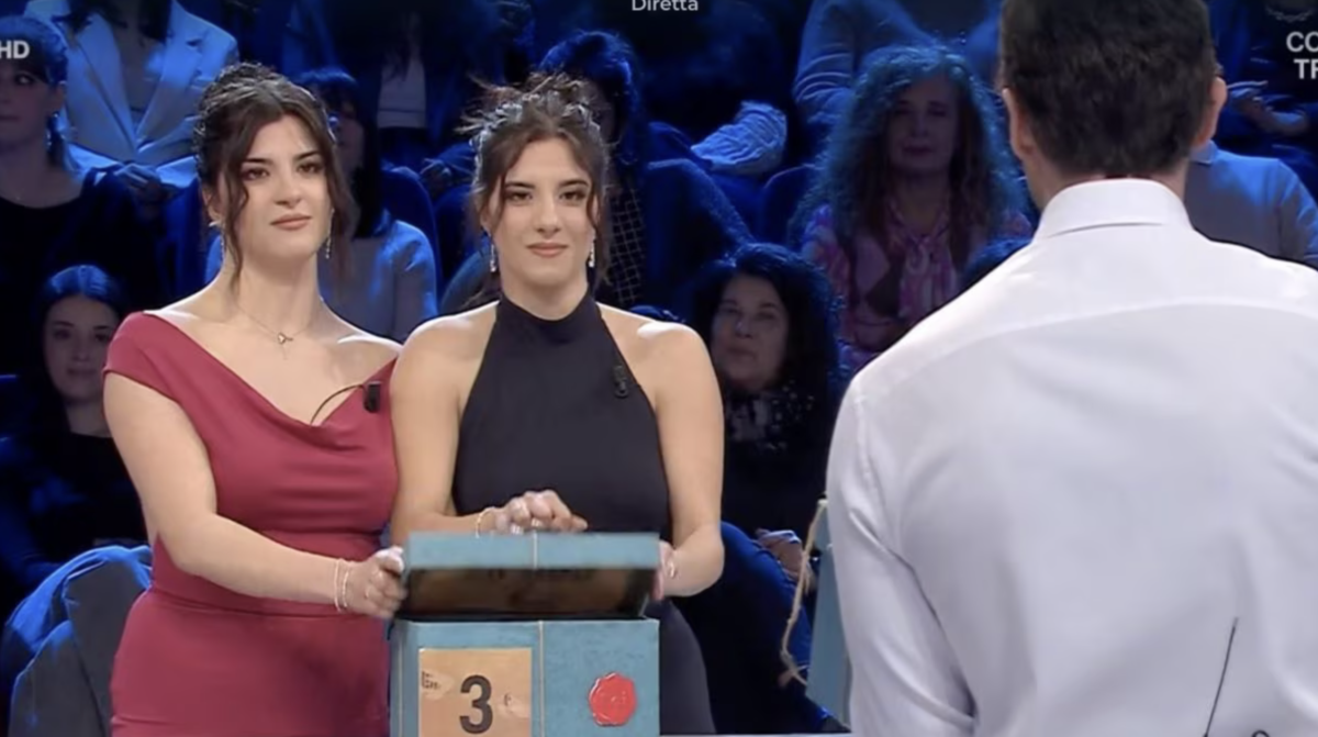 Affari Tuoi: nella puntata del 31 marzo le gemelle Sabrina e Francesca rifiutano il doppio della vincita scatenando i social article-post