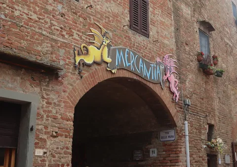 Mercantia 2025 incanta Certaldo: luci, teatro e sogni nel cuore della Toscana preview