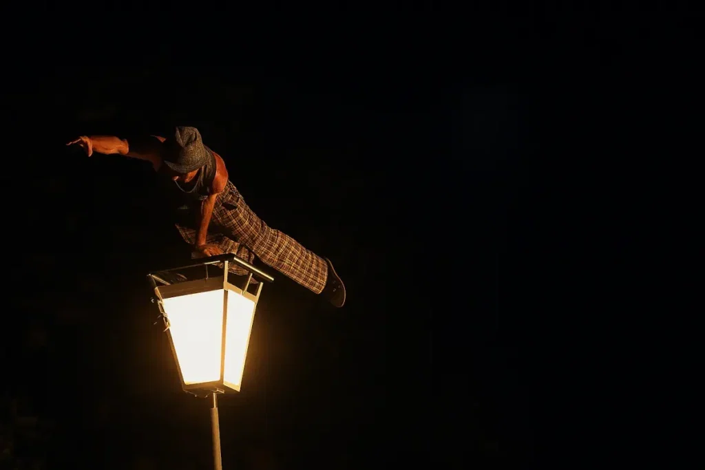 artista equilibrista lampione 