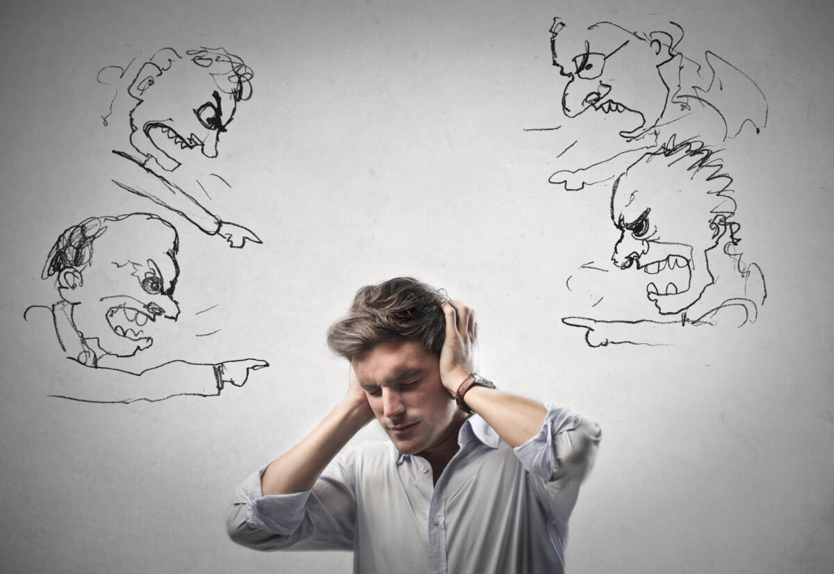 Criticare gli altri: un riflesso delle nostre insicurezze? article-post