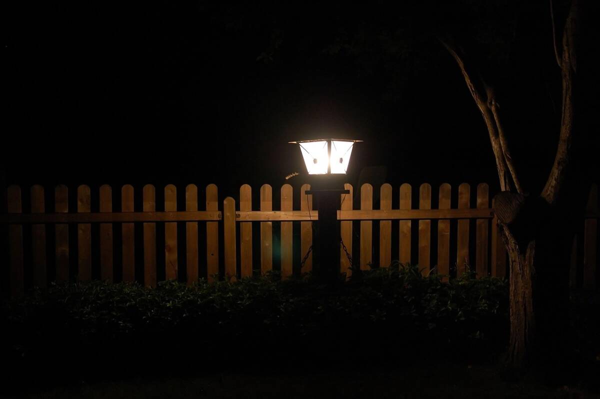 Conseguenze della luce artificiale su sonno, metabolismo e umore article-post