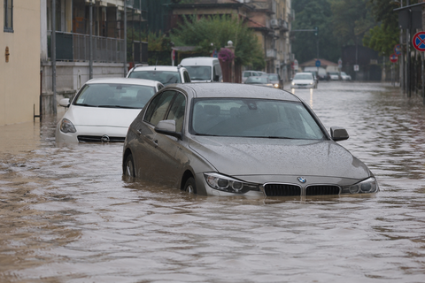 Auto danneggiata da grandine, alluvione o vento: quando paga l’assicurazione e quando no preview