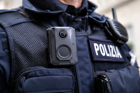 Body cam, un cittadino può indossarla? Cosa dice la legge italiana e perché il caso di Bologna riapre il dibattito preview