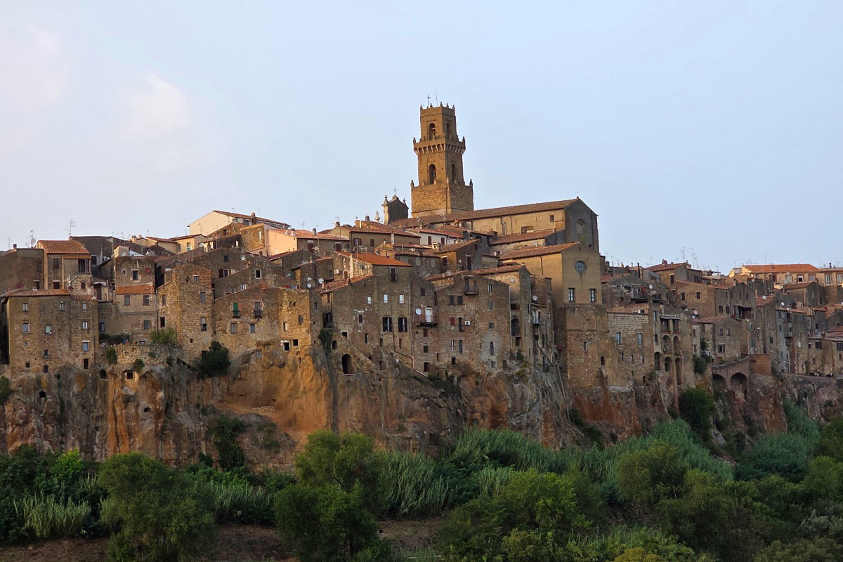 Pitigliano, il borgo scavato nel tufo, la Piccola Gerusalemme e cosa nasconde sotto le sue case article-post