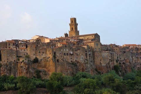Pitigliano, il borgo scavato nel tufo, la Piccola Gerusalemme e cosa nasconde sotto le sue case preview