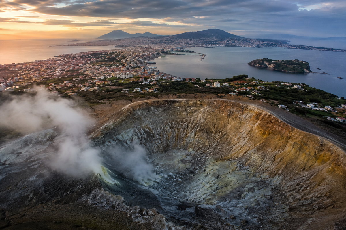 Terremoto ai Campi Flegrei: cosa sta accadendo davvero, può davvero anticipare un’eruzione? article-post