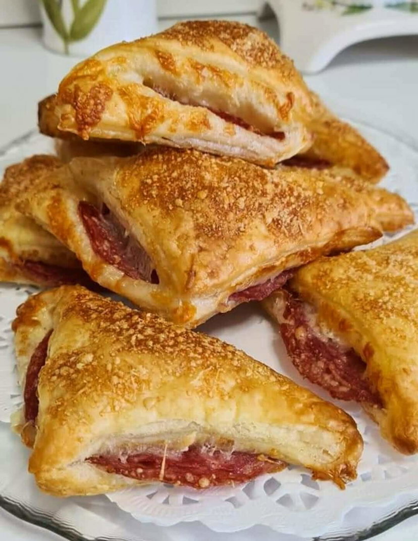 Tramezzini di pasta sfoglia in friggitrice ad aria, con cuore cremoso di caciotta e salame preview