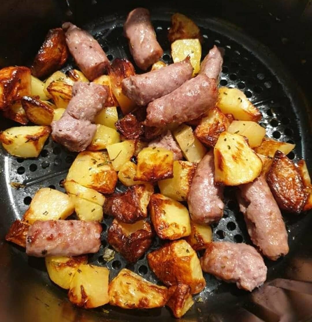 Salsiccia e patate in friggitrice ad aria, un secondo piatto facilissimo article-post