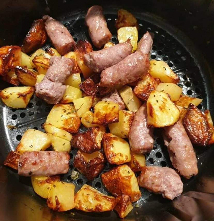 Salsiccia e patate in friggitrice ad aria, un secondo piatto facilissimo preview