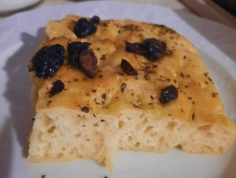 Focaccia morbidissima con origano e olive in friggitrice ad aria preview