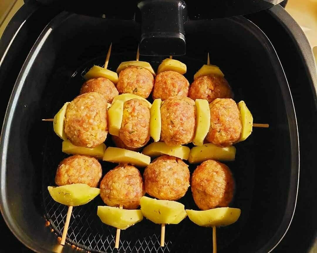 Spiedini di polpette e patate in friggitrice ad aria, la ricetta che spopola sul web article-post