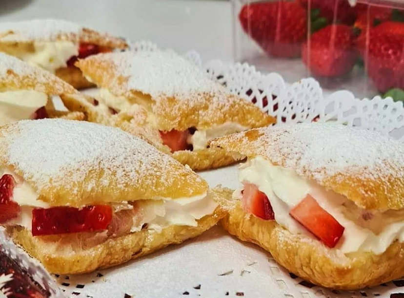 Millefoglie ( sporcamuss ) con panna e fragole in friggitrice ad aria, festeggia così il tuo San Valentino preview