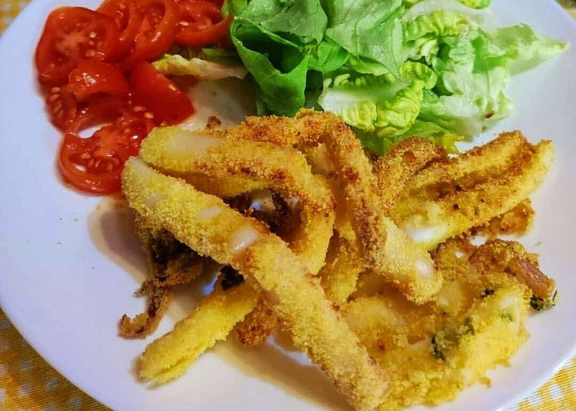 Calamari a strisce fritti in friggitrice ad aria, croccanti fuori e morbidi dentro preview