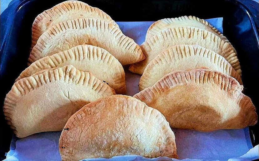 Panzerotti fritti col trucco, ripieni di filante mozzarella preview