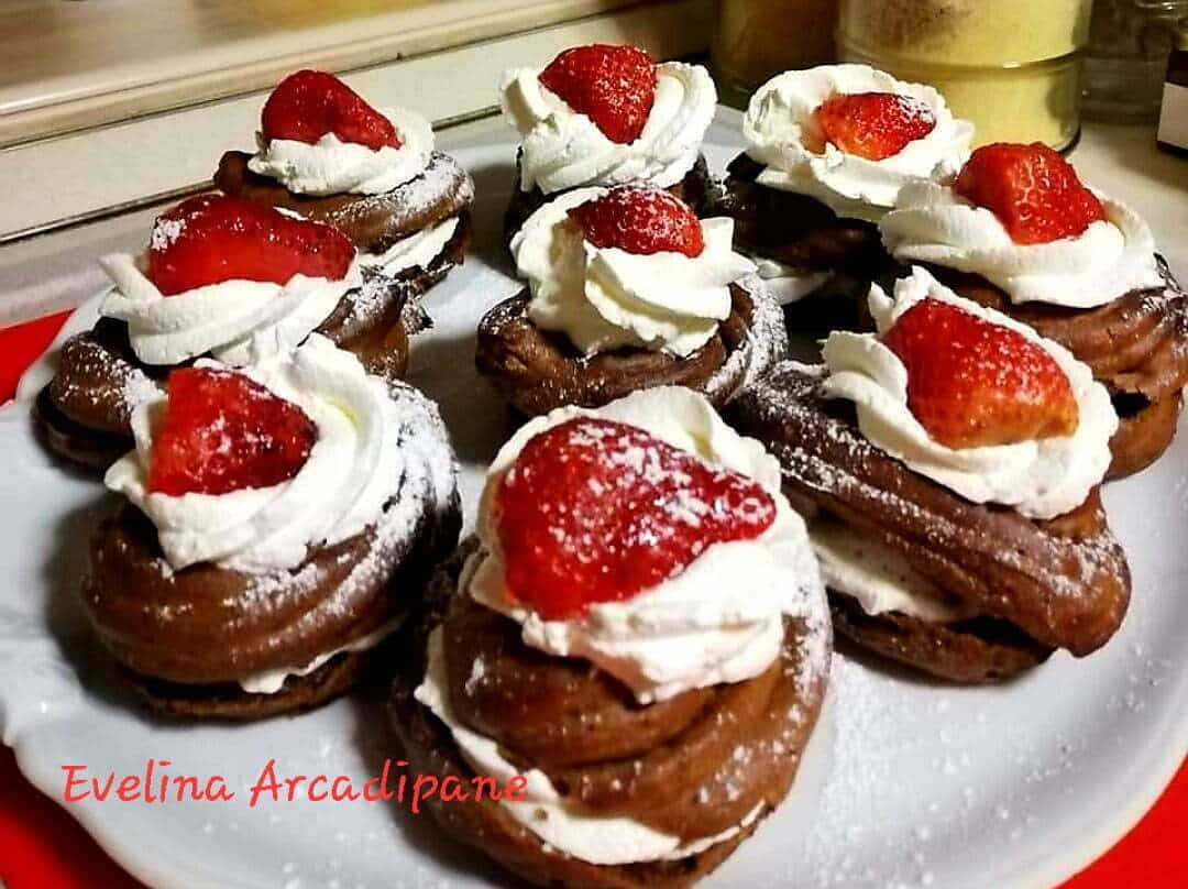 Zeppole al cioccolato in friggitrice ad aria, farcite con panna nutella e fragole article-post