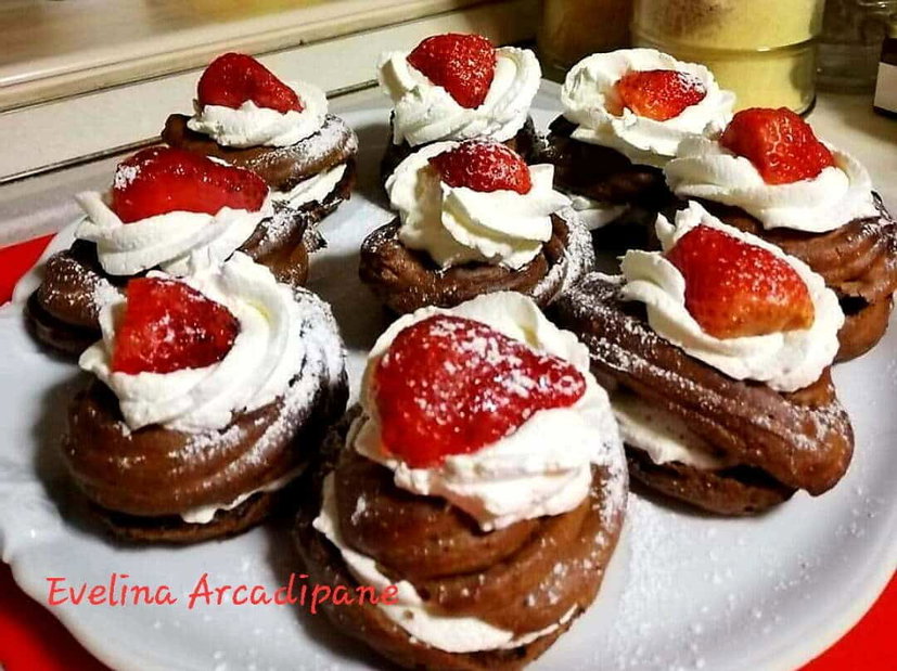 Zeppole al cioccolato in friggitrice ad aria, farcite con panna nutella e fragole preview