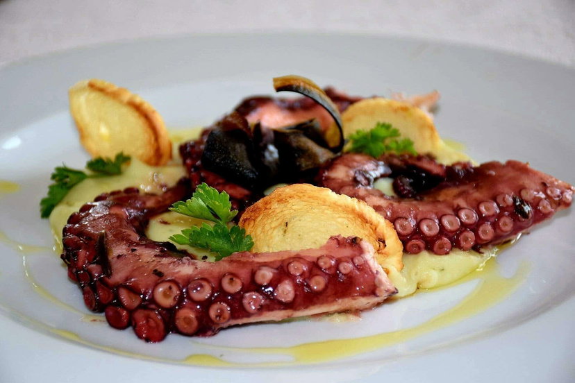 Polpo crudo cotto in friggitrice ad aria, pronto in soli 30 minuti preview