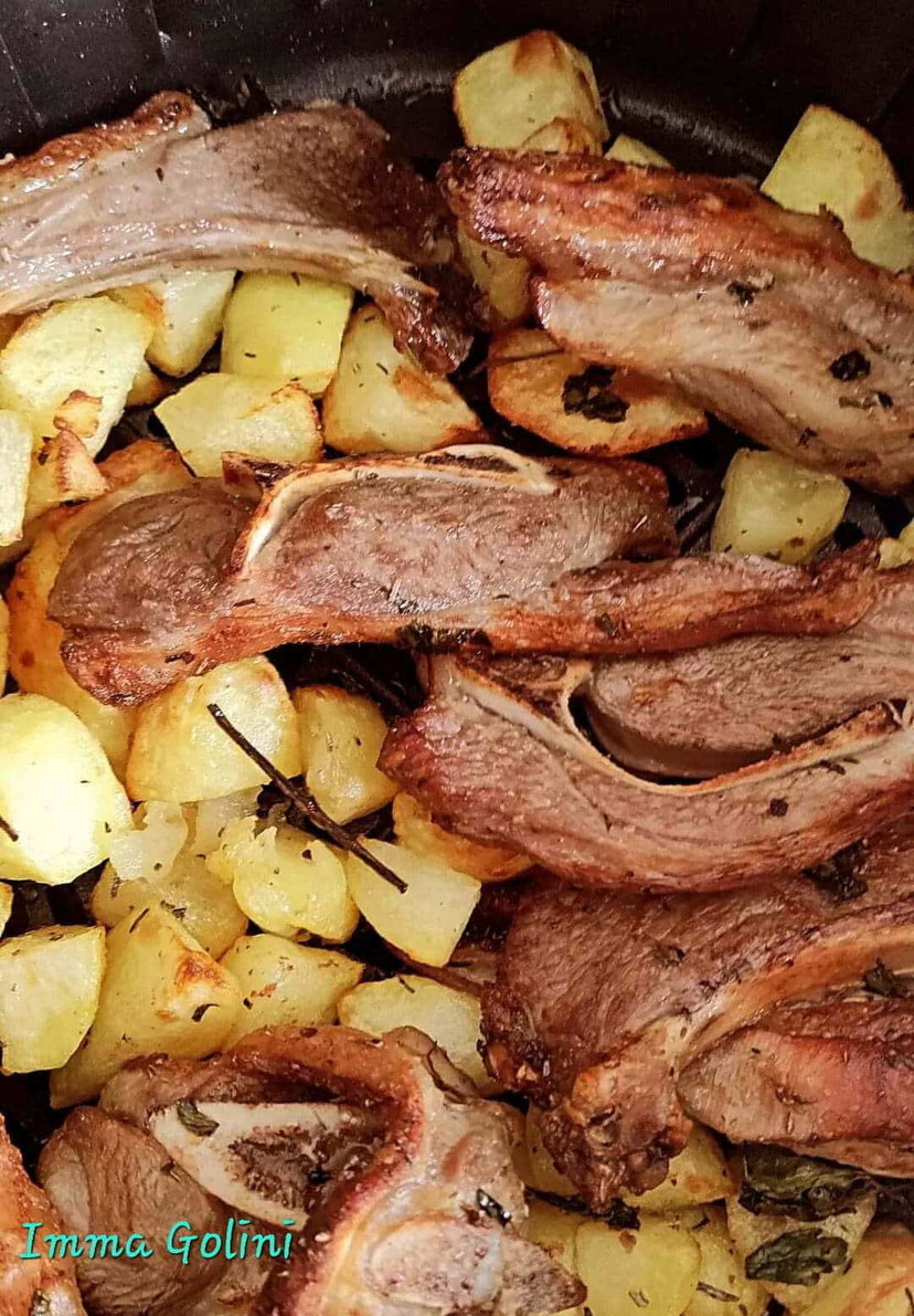Agnello con patate in friggitrice ad aria, buono da leccarsi i baffi preview