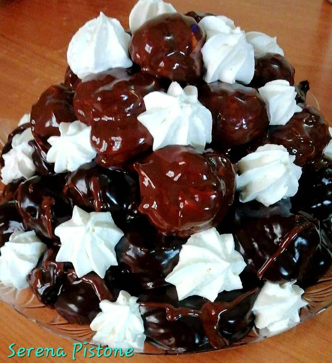 Bignè in friggitrice ad aria, ripieni di panna montata con glassa al cioccolato article-post