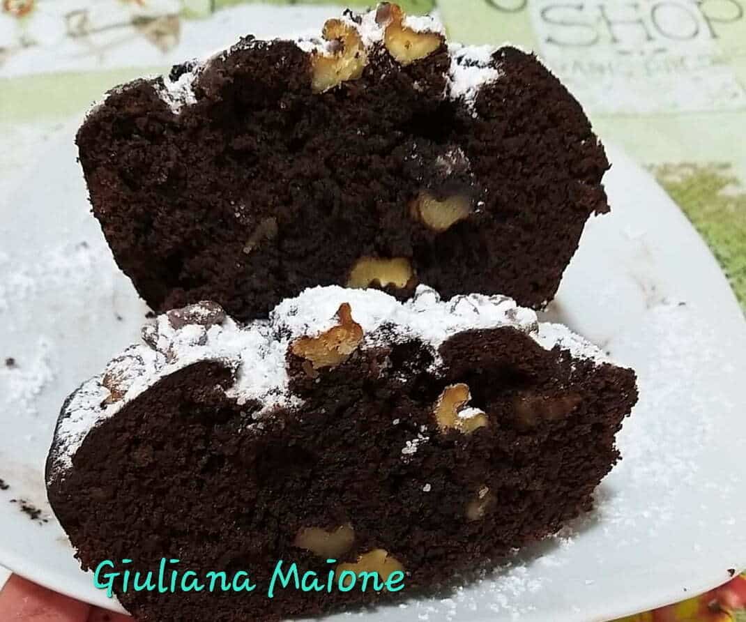 Torta al cioccolato con noci e pezzetti di cioccolato bianco in friggitrice ad aria article-post