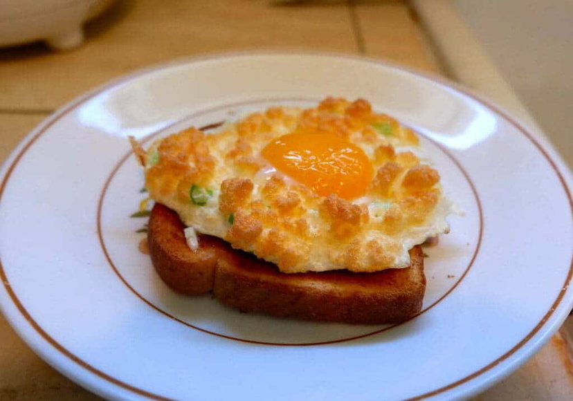 Uovo nuvola in friggitrice ad aria, ecco la ricetta facilissima del cloud eggs preview
