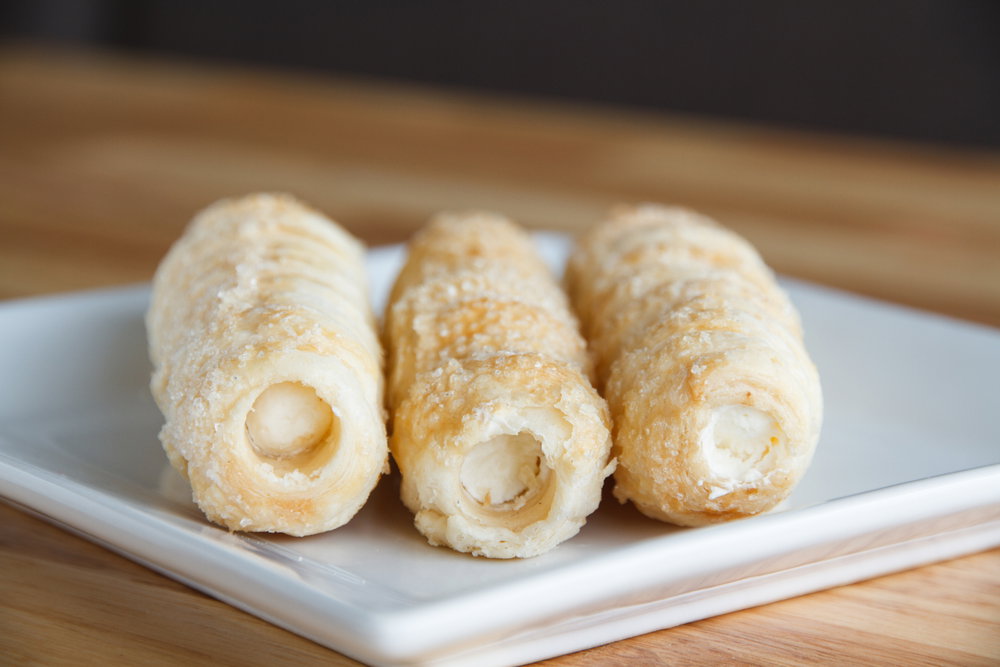 Cannoli salati di pasta sfoglia in friggitrice ad aria, con mousse di ricotta e prosciutto article-post