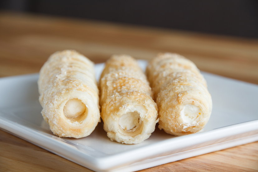 Cannoli salati di pasta sfoglia in friggitrice ad aria, con mousse di ricotta e prosciutto preview