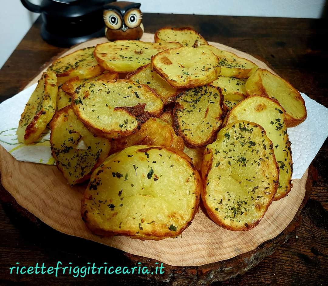 Patate con la buccia in friggitrice ad aria, croccanti e buone da leccarsi i baffi article-post