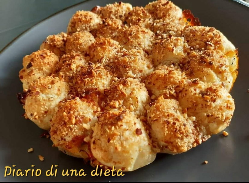 Danubio salato veloce in friggitrice ad aria, ripieno di prosciutto e provola preview