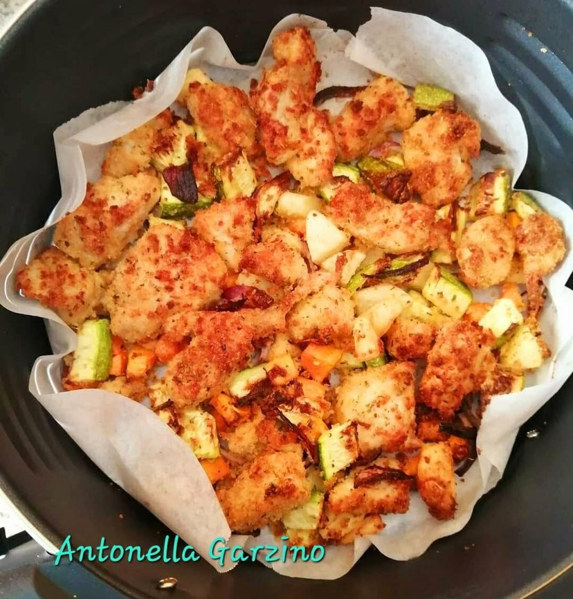 Bocconcini di pollo panati con verdure in friggitrice ad aria. Scopri la ricetta facilissima preview