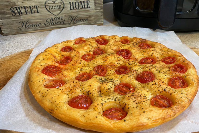 Focaccia pugliese con pomodorini in friggitrice ad aria, la ricetta per farla morbidissima preview