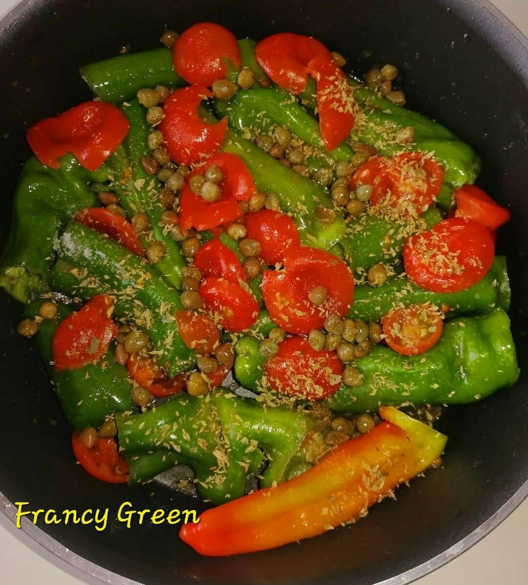 Friggitelli con pomodorini e capperi in friggitrice ad aria, la ricetta gustosa
