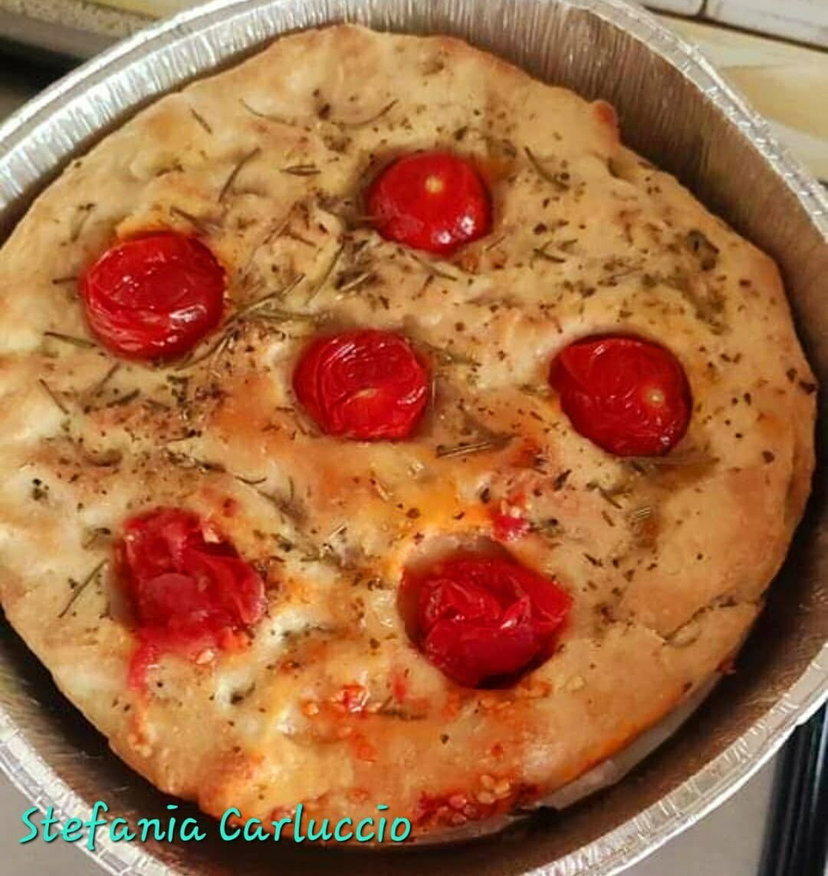 Focaccia pugliese con pomodorini in friggitrice ad aria, la ricetta per farla morbidissima preview