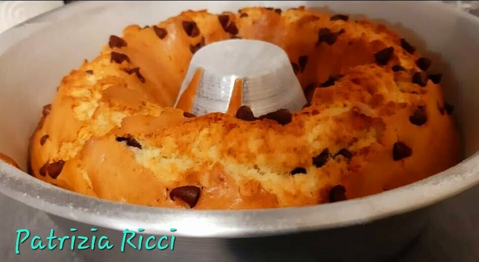 Ciambella soffice con gocce di cioccolato in friggitrice ad aria, buona da leccarsi i baffi article-post