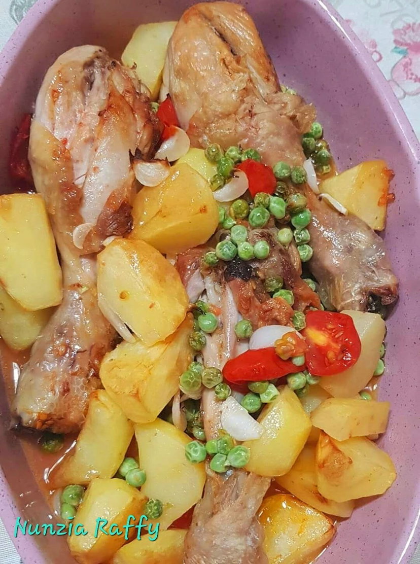 Pollo con patate piselli e pomodori in friggitrice ad aria, un secondo gustoso e sano preview