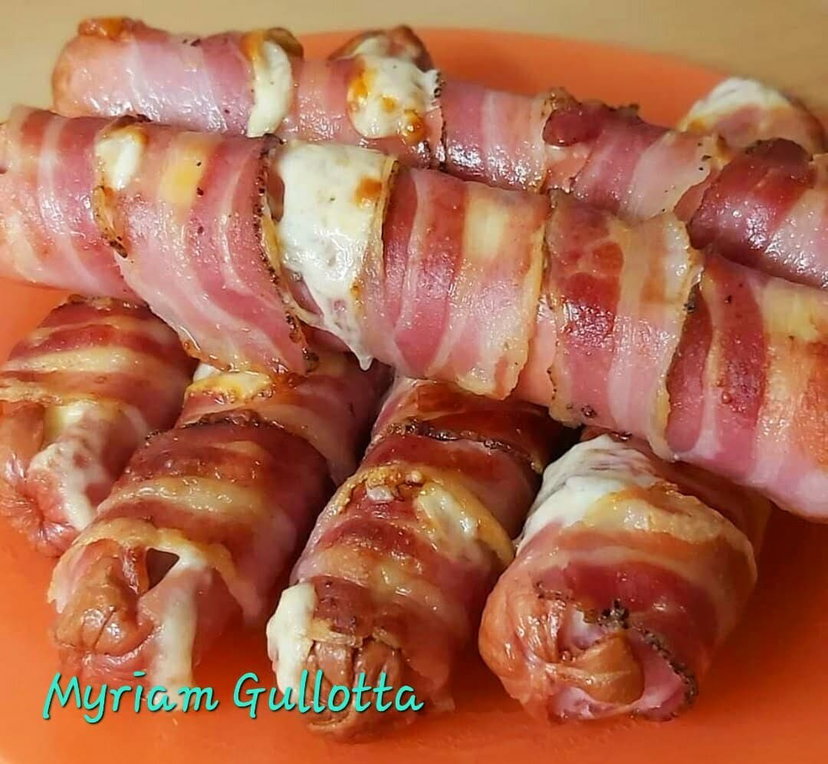 Wurstel ripieni di formaggio con bacon in friggitrice ad aria, croccanti fuori e filanti dentro preview