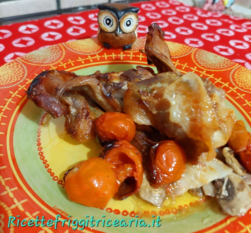 Coniglio con funghi, pomodorini e pancetta in friggitrice ad aria preview