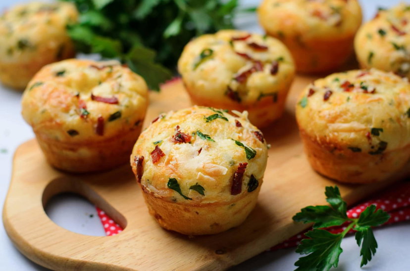 Muffin salati in friggitrice ad aria con pancetta e formaggio preview