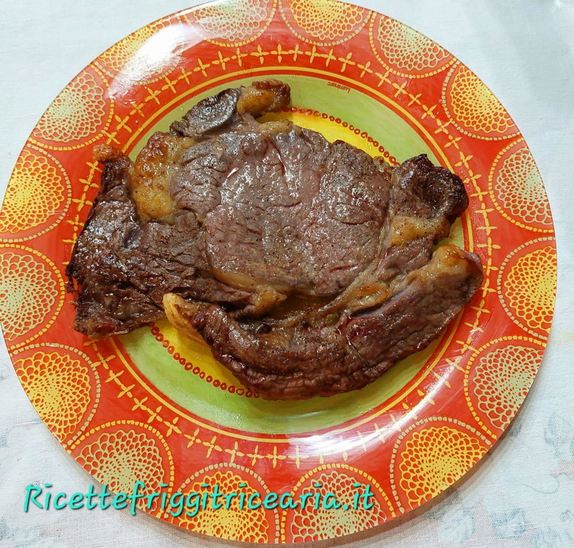 Bistecca di manzo in friggitrice ad aria, come cotta alla brace preview