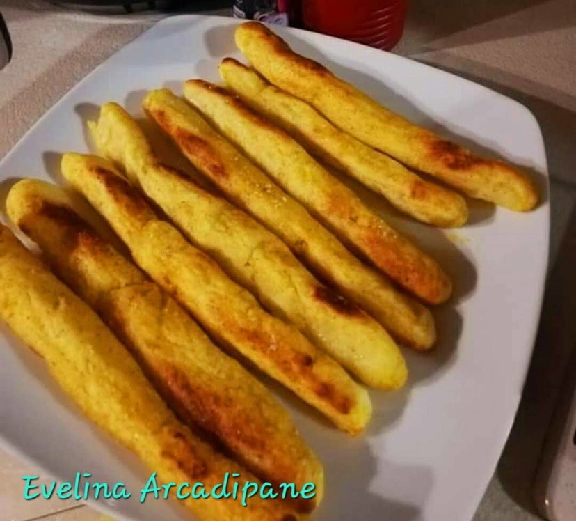 Bastoncini di patate in friggitrice ad aria, uno snack facilissimo preview