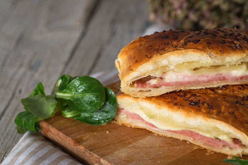 Pasta sfoglia con prosciutto e formaggio in friggitrice ad aria, la RUSTICHELLA VELOCE preview