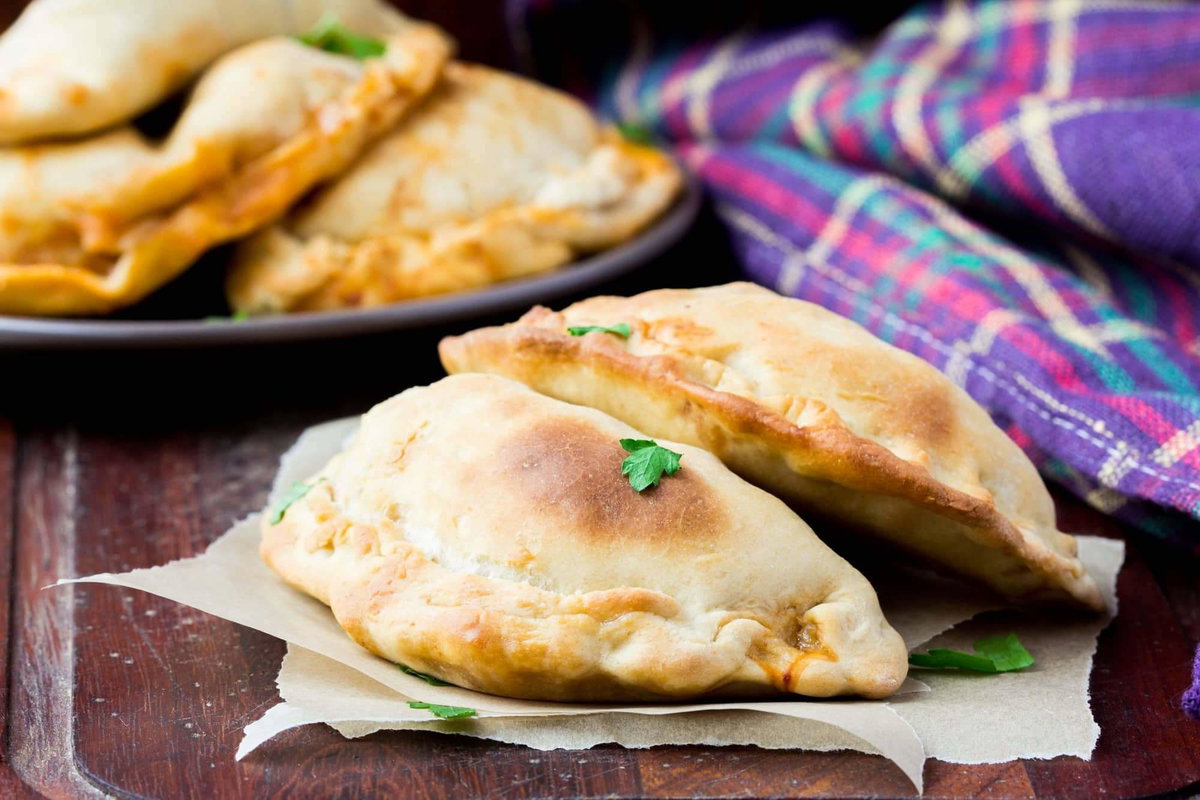 Calzone con cime di rapa e salsiccia in friggitrice ad aria article-post