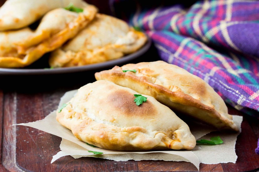 Calzone con cime di rapa e salsiccia in friggitrice ad aria preview